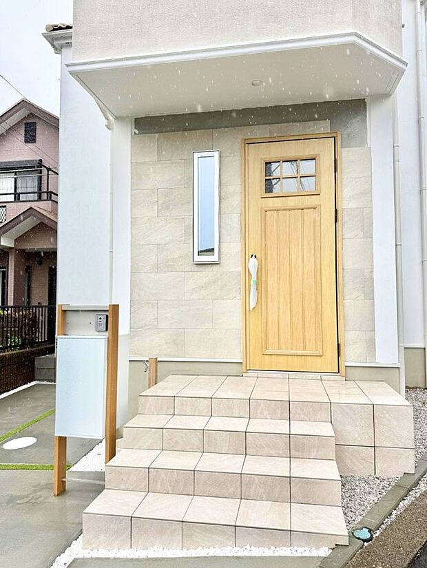 ■ シンプルで美しく、住まいの第一印象を彩る玄関です