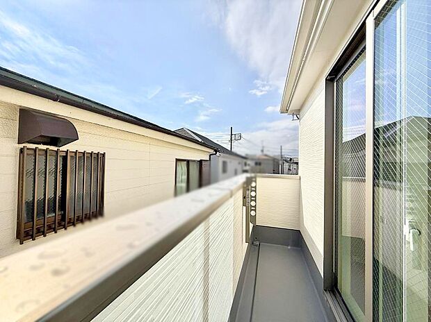 ■ 心地よい風と光を感じる、くつろぎのバルコニー