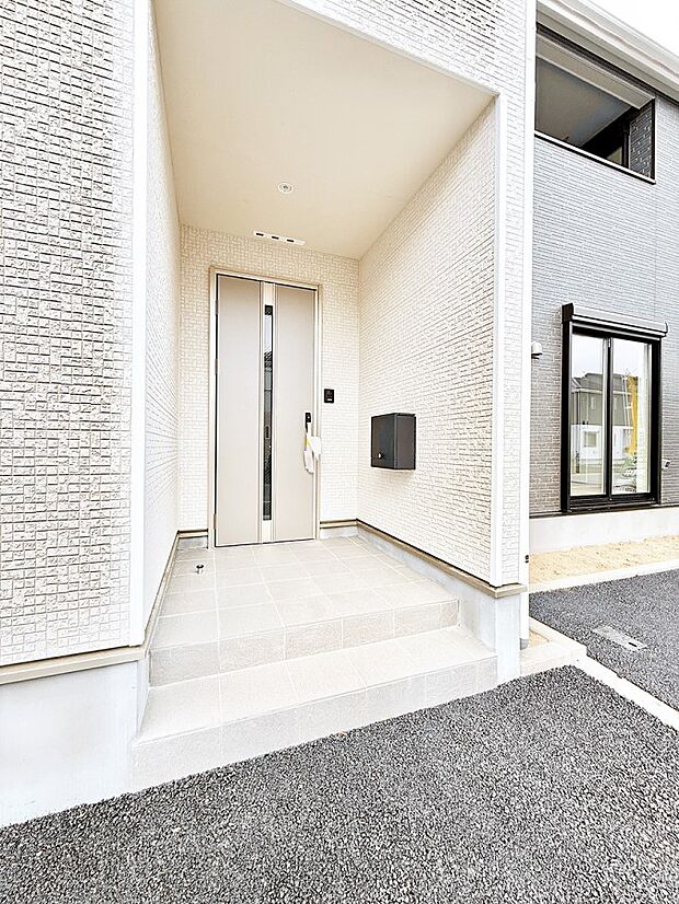 ■ シンプルで美しく、住まいの第一印象を彩る玄関です
