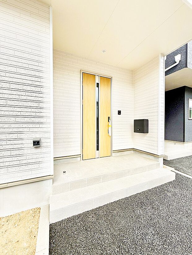 ■ シンプルで美しく、住まいの第一印象を彩る玄関です