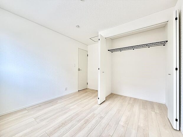 4号棟 ■落ち着いた色合いのお部屋で穏やかな時間を楽しめます