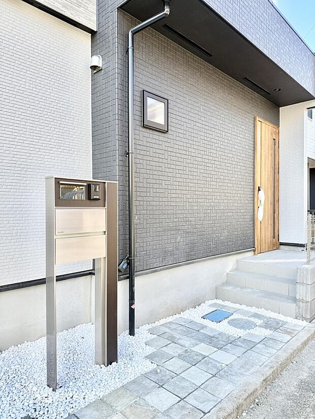 ■ シンプルで美しく、住まいの第一印象を彩る玄関です