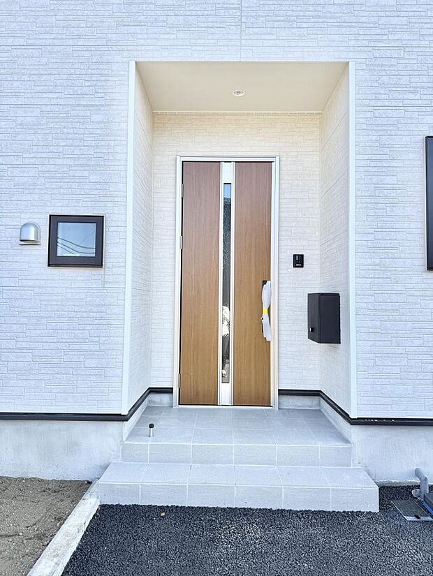 ■ シンプルで美しく、住まいの第一印象を彩る玄関です