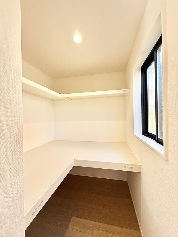 ■勉強・テレワークなど様々な用途で使えるカウンター付き