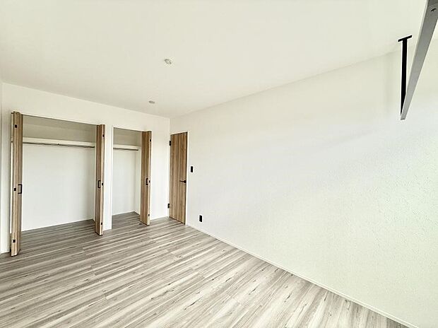 ■シンプルな空間で、収納付きベッドやデスクなど、多機能な家具を活用しやすいです