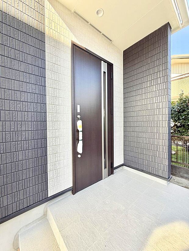 ■ シンプルで美しく、住まいの第一印象を彩る玄関です