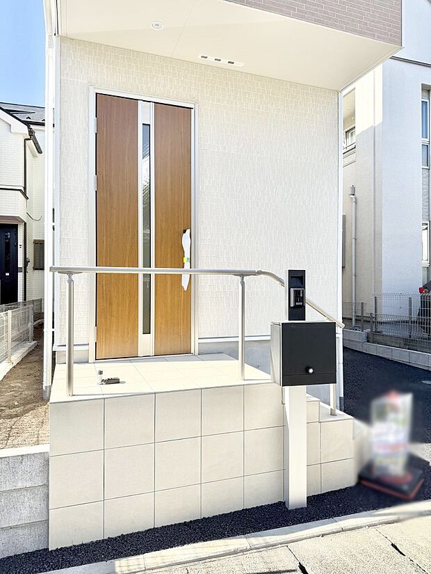 ■ シンプルで美しく、住まいの第一印象を彩る玄関です