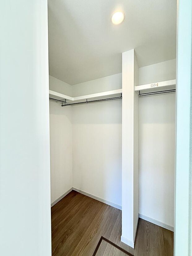 ■季節の洋服も、思い出の小物もすっきり収納できるウォークインクローゼット付  