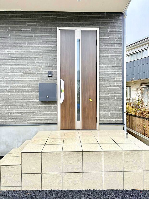 ■ シンプルで美しく、住まいの第一印象を彩る玄関です