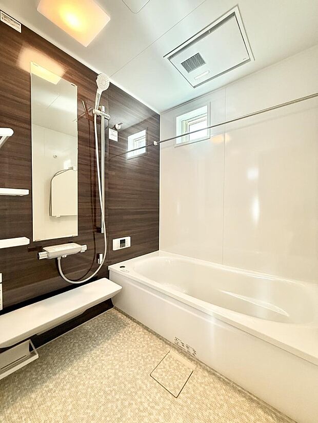 ■落ち着いた色合いの壁面、ゆっくり寛げるバスルーム