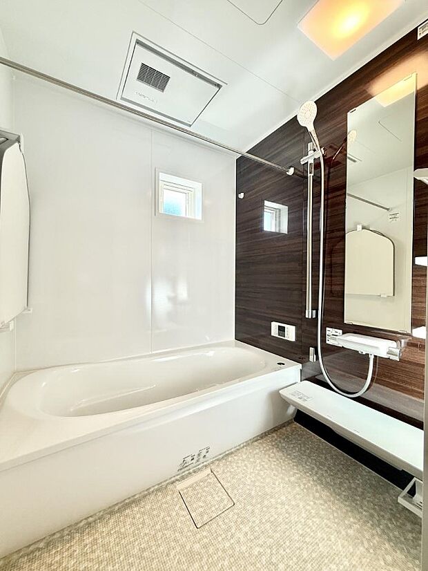 ■落ち着いた色合いの壁面、ゆっくり寛げるバスルーム