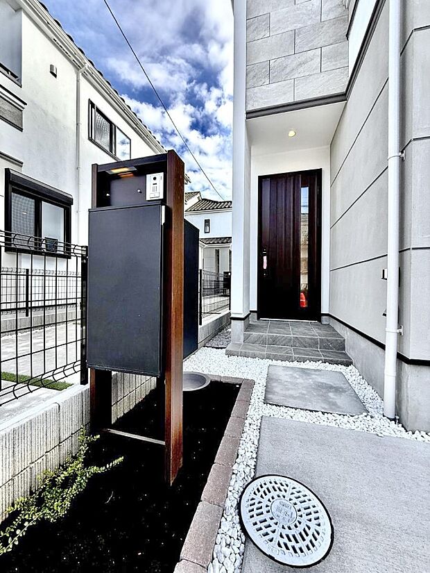 ■ シンプルで美しく、住まいの第一印象を彩る玄関です