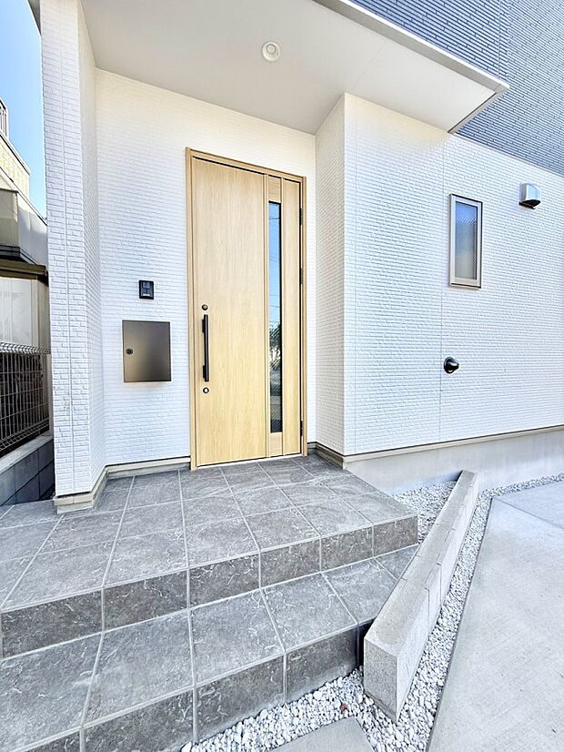 ■ シンプルで美しく、住まいの第一印象を彩る玄関です