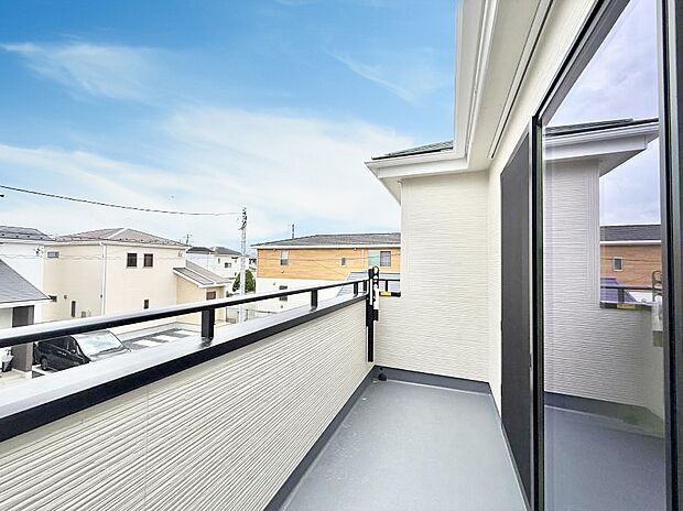 ■ 心地よい風と光を感じる、くつろぎのバルコニー