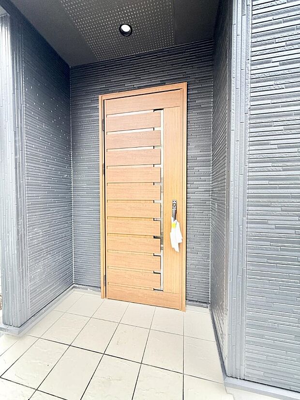 ■ シンプルで美しく、住まいの第一印象を彩る玄関です