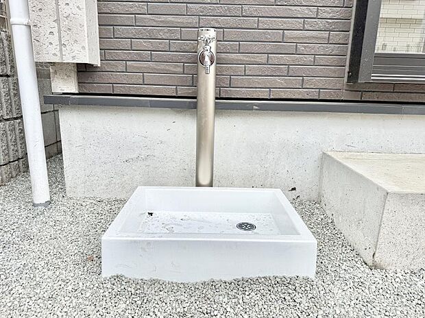 ■ガーデニングや洗車などの際に大活躍な屋外立水栓  