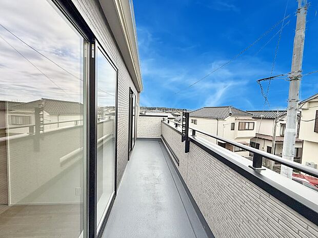 ■ 心地よい風と光を感じる、くつろぎのバルコニー