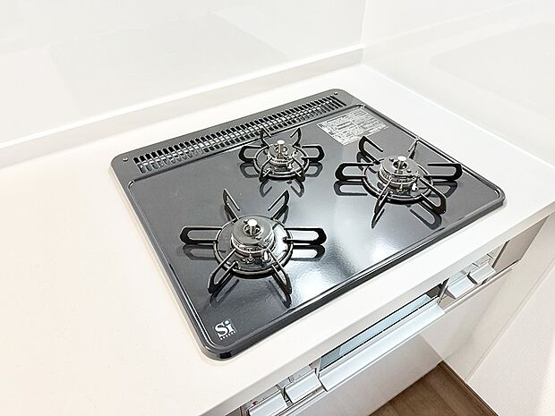 ■3口コンロのシステムキッチンで料理の手順もスムーズに
