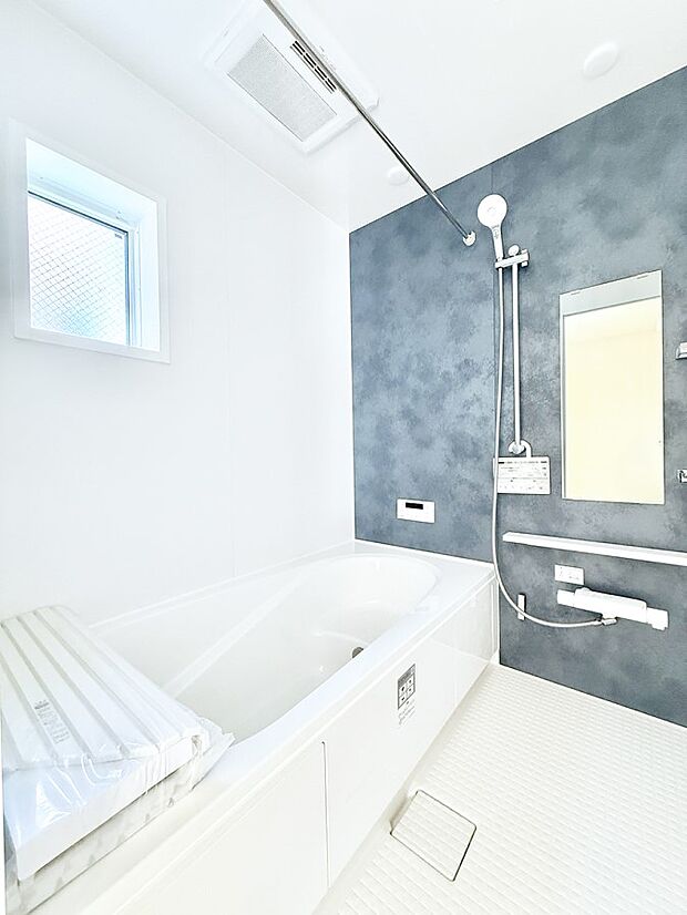 ■落ち着いた色合いの壁面、ゆっくり寛げるバスルーム