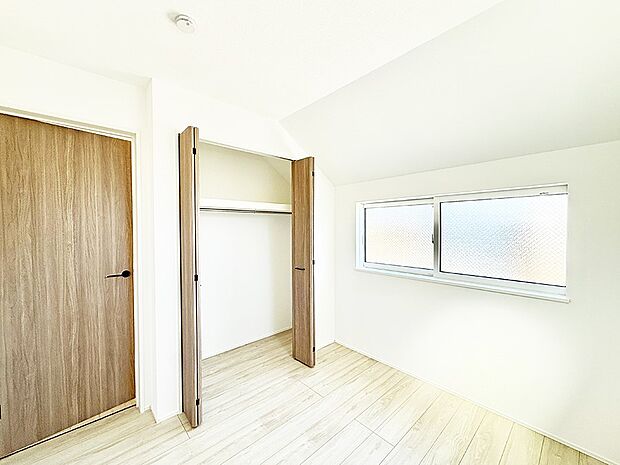 5号棟 ■落ち着いた色合いのお部屋で穏やかな時間を楽しめます