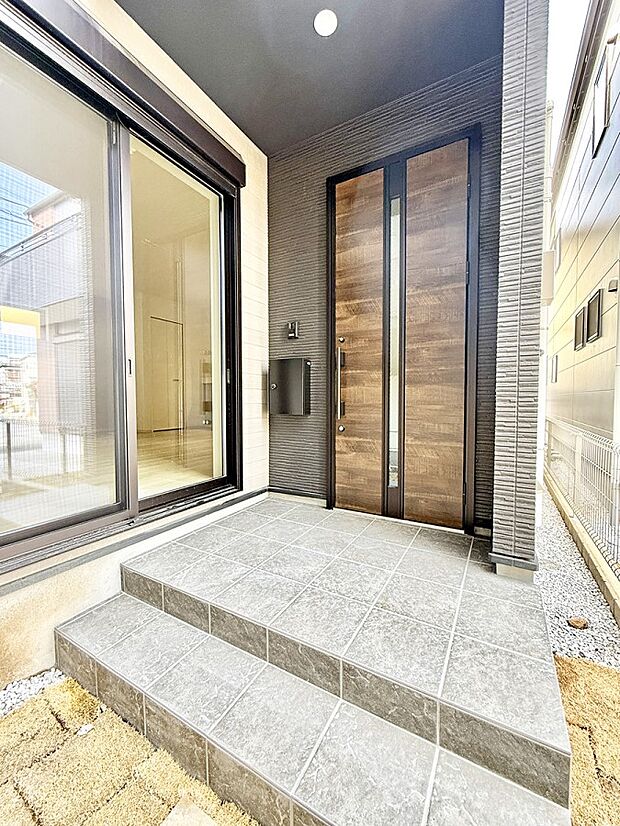 ■ 家族とゲストをやさしく迎える、心温まる玄関