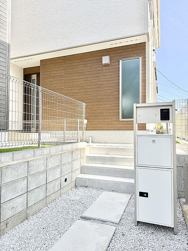 ■ シンプルで美しく、住まいの第一印象を彩る玄関です