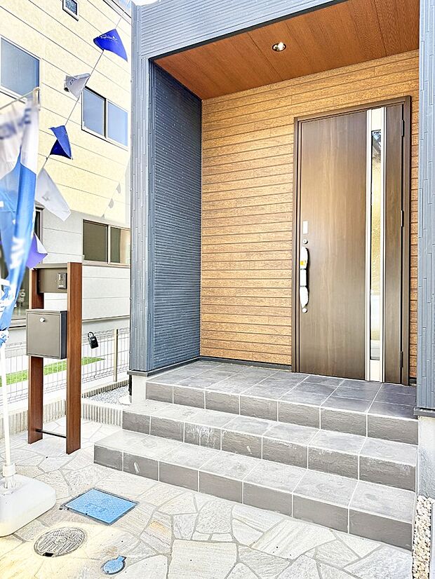 ■ シンプルで美しく、住まいの第一印象を彩る玄関です