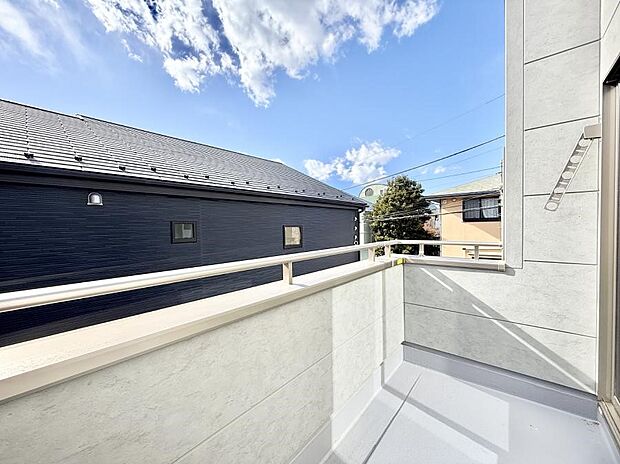 ■ 心地よい風と光を感じる、くつろぎのバルコニー