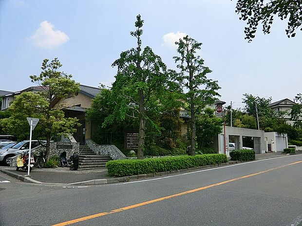 病院 1900m 岡崎医院