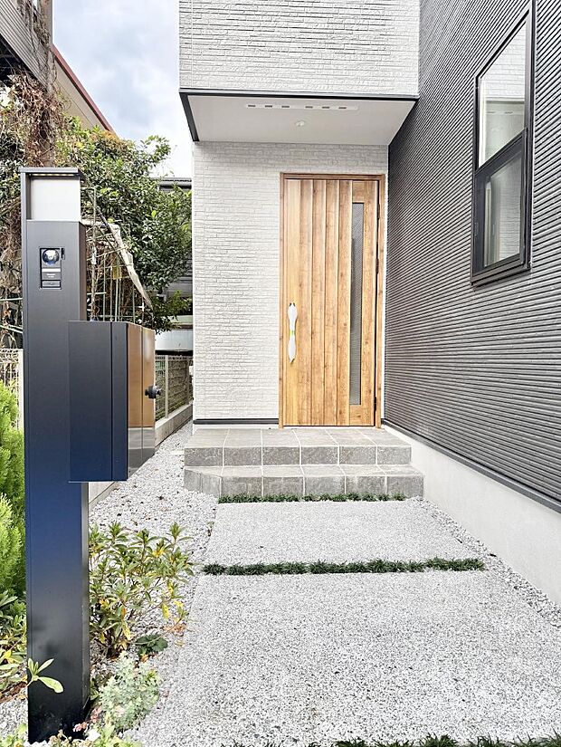 ■ 心地よい暮らしへとつながる、温かい玄関
