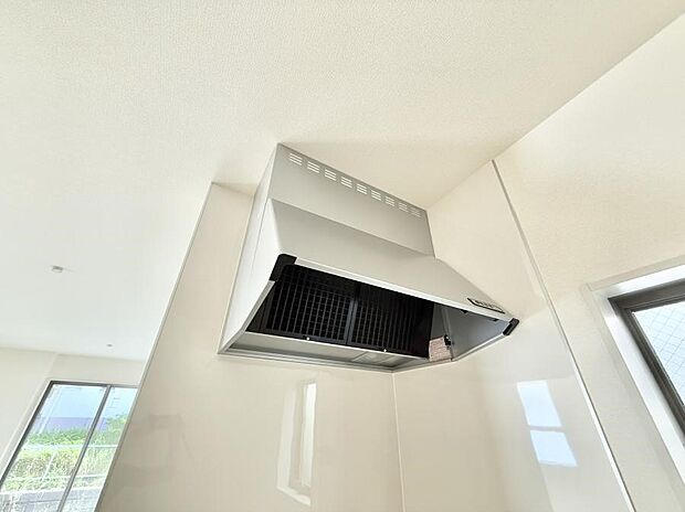 ■フードに覆われている為、匂いが換気扇に誘導され、効率的に排煙ができます