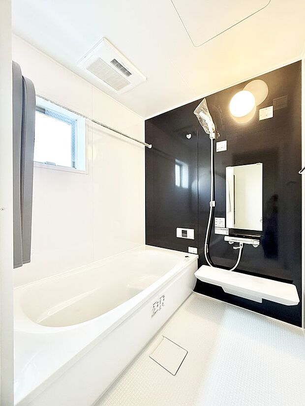 ■落ち着いた色合いの壁面、ゆっくり寛げるバスルーム