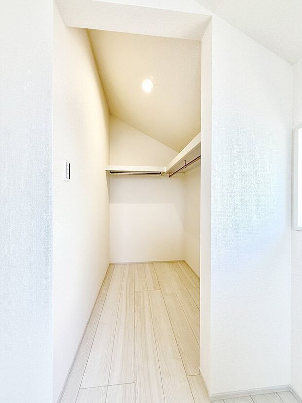 ■季節の洋服も、思い出の小物もすっきり収納できるウォークインクローゼット付  