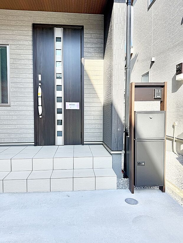 ■ シンプルで美しく、住まいの第一印象を彩る玄関です