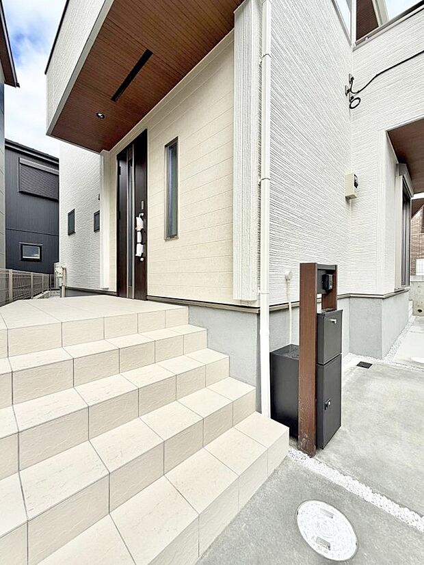 ■ シンプルで美しく、住まいの第一印象を彩る玄関です