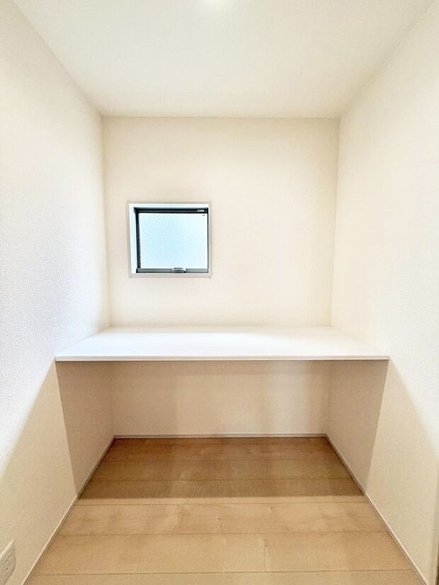 ■勉強・テレワークなど様々な用途で使えるカウンター付き