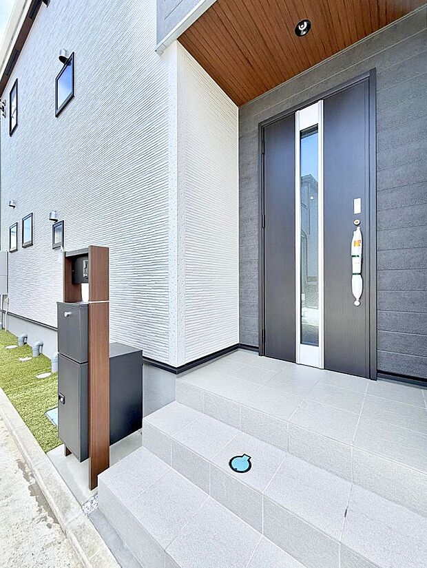 7号棟 ■ シンプルで美しく、住まいの第一印象を彩る玄関です