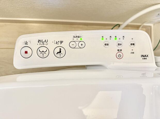 ■温水洗浄で快適、清潔感が保たれるシャワートイレ