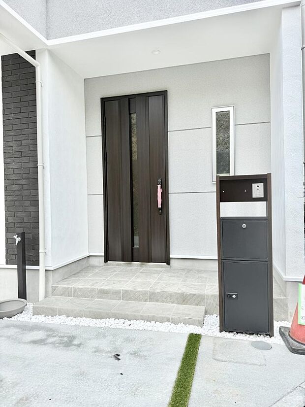 2号棟 ■ シンプルで美しく、住まいの第一印象を彩る玄関です