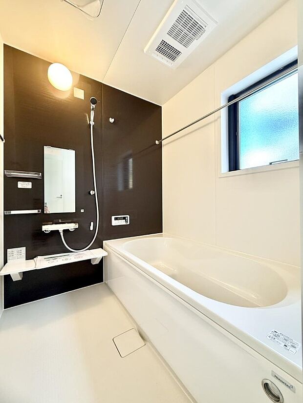 ■落ち着いた色合いの壁面、ゆっくり寛げるバスルーム