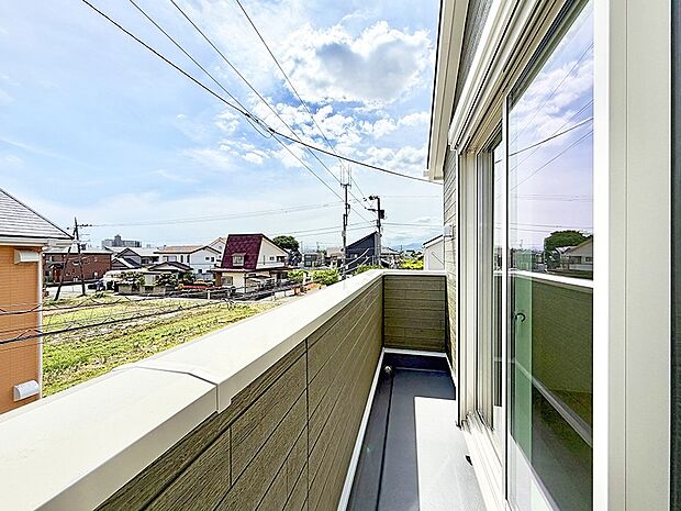 1号棟 ■ 心地よい風と光を感じる、くつろぎのバルコニー