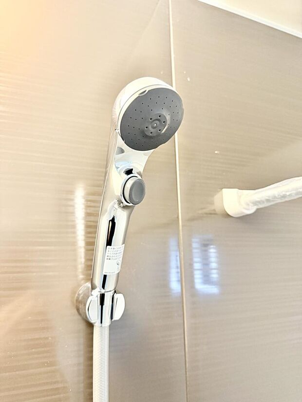 ■わざわざシャワー水栓のレバーまで手を伸ばす必要がなく、簡単に止水できる