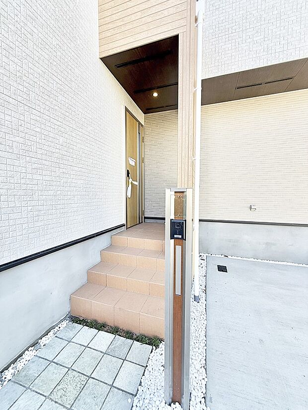 ■ シンプルで美しく、住まいの第一印象を彩る玄関です