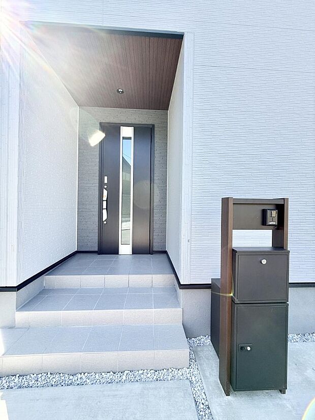 ■ シンプルで美しく、住まいの第一印象を彩る玄関です