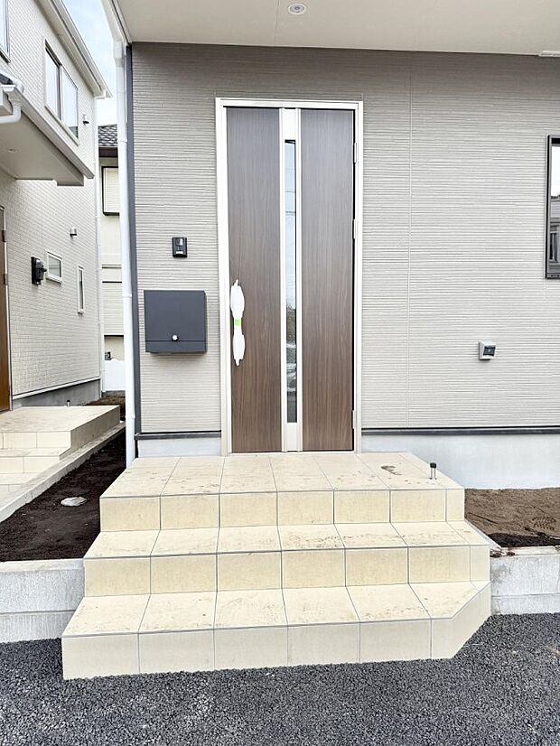 ■ シンプルで美しく、住まいの第一印象を彩る玄関です