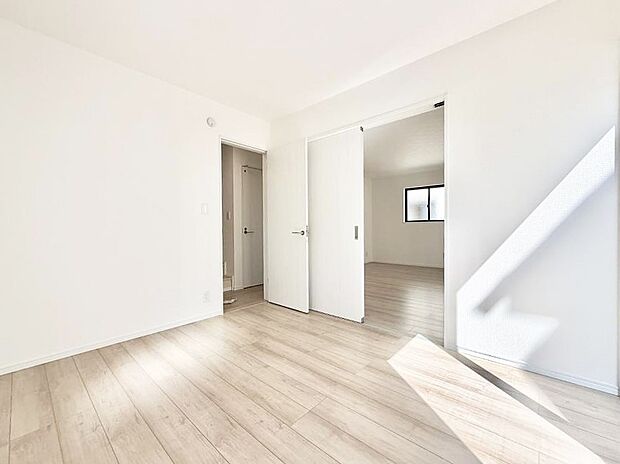 H号棟 ■落ち着いた色合いのお部屋で穏やかな時間を楽しめます