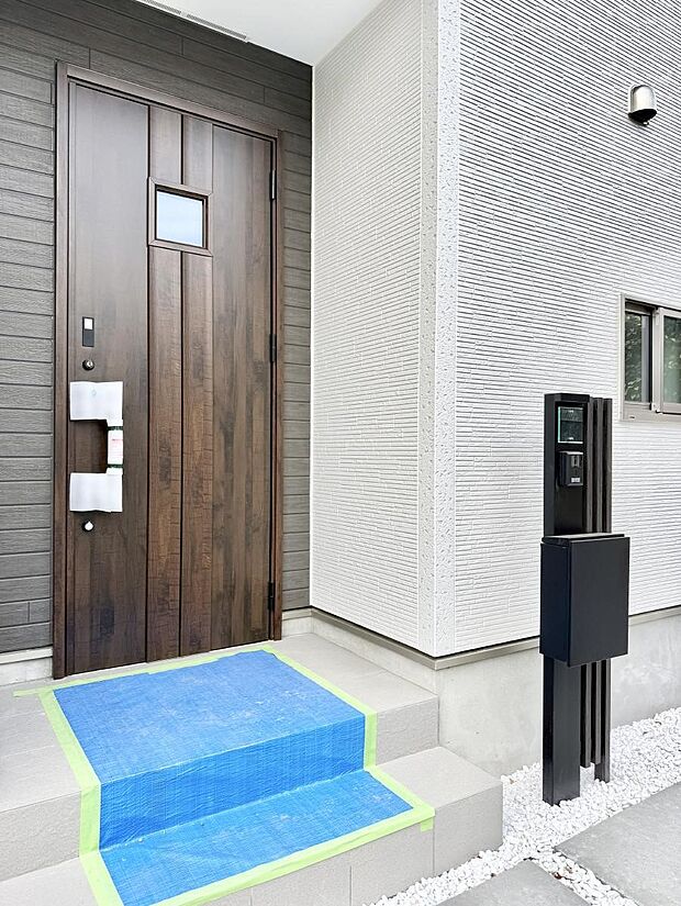 ■ シンプルで美しく、住まいの第一印象を彩る玄関です