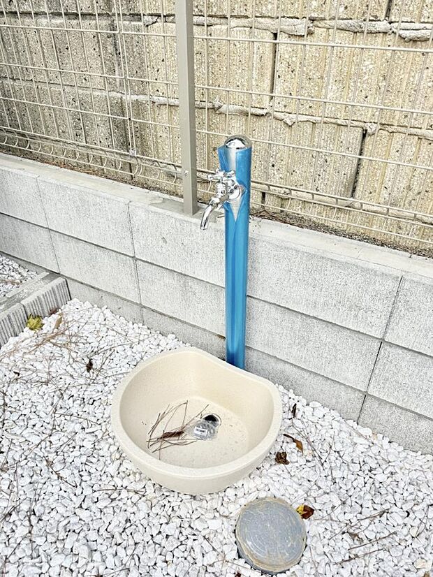 ■ガーデニングや洗車などの際に大活躍な屋外立水栓  