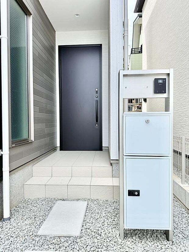 2号棟 ■ シンプルで美しく、住まいの第一印象を彩る玄関です