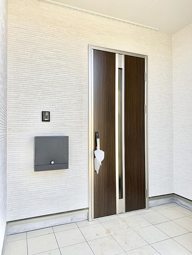 ■ シンプルで美しく、住まいの第一印象を彩る玄関です